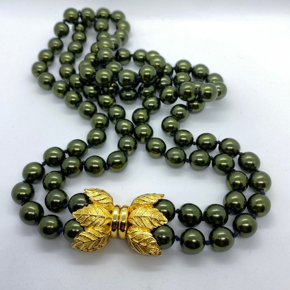 Vintage Joan Rivers Shiny Green Faux Pearl with Gold Tone Leaf Clasp Nec…